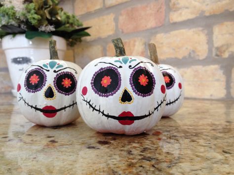 Frida Pumpkin Painting, Pumpkin Painting Ideas Mexican, Day Of The Dead Pumpkin Painting Ideas, Dia De Los Muertos Pumpkin Ideas, Mexican Pumpkin Painting, Ideas Dia De Muertos, Sugar Skull Pumpkin Painting, Mini Painted Pumpkins, Painted Halloween Pumpkins