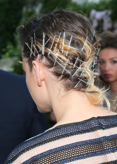 Bobby Pin Hairstyle, Pin Hairstyle, Kristen Stewart Cannes, Kristen Stewart Hair, Grease Hairstyles, Kristen Stewart Style, Pin Ideas, Bobby Pin Hairstyles, Black Lace Bralette