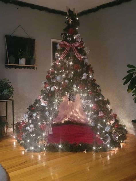 How To Build A Tipi Christmas Tree | ThatChristmasMagic.com Tree Tent, Creative Christmas Trees, Unique Christmas Trees, Holiday Crafts Christmas, Christmas Tree Design, Noel Christmas, Christmas Tree Themes, Diy Christmas Tree, Decoration Christmas