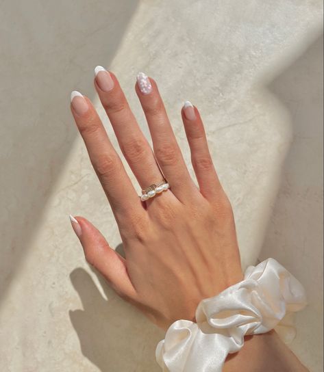 Nail Art Minimalist Trends, White Nails Pearl, Engagement Shoot Nails, Nails White Winter, Nail Inspo Almond, Nail Art Minimalist, Retro Filter, Nail Armor, Nails Pearl