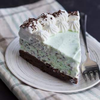 This mint chocolate chip brownie ice cream cake makes a beautiful and special summer treat.  It looks fancy but it’s super-simple to make, with no ice cream maker required!   Good morning, my friends!  This week I am on vacation with my family, so I’m going to do my best to keep this post short... Read More » Mint Ice Cream Cake Recipe, Mint Ice Cream Cake, Chocolate Chip Ice Cream Cake, Mint Chocolate Chip Ice Cream Cake, Chocolate Brownie Ice Cream, Brownie Ice Cream Cake, Chocolate Ice Cream Cake, Mint Chocolate Ice Cream, Cake Brownie