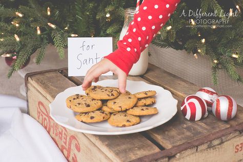 Christmas Eve Photo Shoot- Milk and Cookies for Santa Bottle Christmas Decor, Christmas Food Photography, Christmas Mini Shoot, Diy Photoshoot, Christmas Family Photoshoot, Santa Mini, Xmas Pictures, Xmas Photos, Christmas Pics