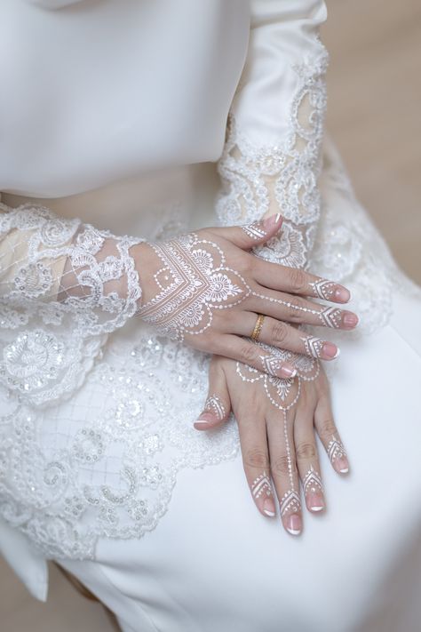 Inai Nikah, Henna Pengantin, Wattpad Vibes, Glitter Henna, Wedding Henna Designs, Inai Pengantin, Henna Style Tattoos, 9 November, Henna Style