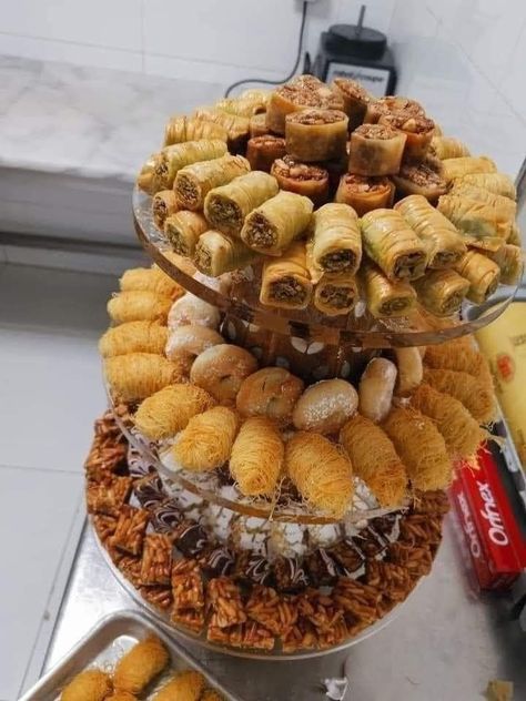 Food Set Up, Mini Dessert Cups, Iftar Party, Party Food Buffet, Catering Ideas Food, Appetizers Easy Finger Food, Party Food Platters, Delicacy Food, Macaron Recipe