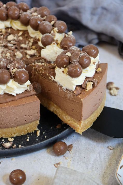 No-Bake Chocolate Malteser Cheesecake! - Jane's Patisserie Jane’s Patisserie, Magnum Cheesecake, Malteser Cheesecake, Cheesecake Recipes No Bake, Jane Patisserie, Cheesecake Deserts, Fun Cheesecake Recipes, Malteser Cake, No Bake Chocolate Cheesecake