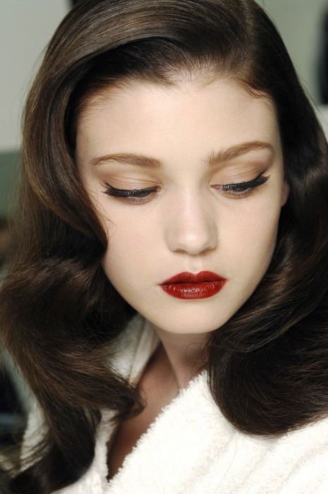 7 Ways to Achieve a Glamorous 1950s Makeup Look ... → Makeup Dark Hair Pale Skin, Makeup Runway, 1950s Makeup, Vintage Makeup Looks, Pale Skin Makeup, Pale Makeup, 1950s Hairstyles, Retro Makeup, Looks Pinterest