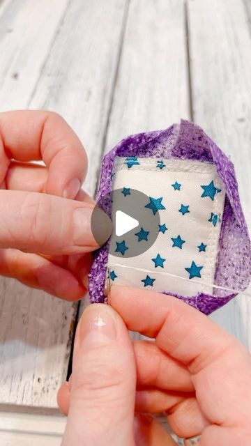 Lesley on Instagram: "One of the most commin questjons that people ask me about my micro mini quilts is how I finish the backing on them, so this little video shows you how! - - - - . It’s really just like a big quilt, but on a much much smaller scale 😳 . If you made a quilt this small what would you use it for? Me? Well, I mostly collect them so I can touch them and sort through them and enjoy their sweetness, but sometimes they become;  Zipper Pulls Prayer Quilts Gift tags Mug Rugs A Broach Travel Bag Tag  #micromini #microquilting #miniatures #mini #miniquilt #miniquilts #binding #quiltbinding #sewcute #quiltersgonnaquilt #quiltingfun #sewlife #kawaii #quiltcollection #quiltinglove #ilovetoquilt #microminiquilt #quiltreveal #fabricfun #modernquilting #modernmaker #maker #creative #crea Sewing Machine Mini Quilt, Mini Quilts Patterns Free, Kawaii Quilt, Micro Quilting, Travel Bag Tag, Mini Quilt Patterns, Quilted Gifts, Miniature Quilts, Quilt Binding