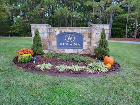 Subdivision Entrance Landscaping Ideas, Neighborhood Signs Entrance Landscaping, Neighborhood Entrance Landscaping, Landscape Entryway, Enterance Decor, Mailbox Landscape, Subdivision Sign, Landscaping Entrance, Subdivision Entrance