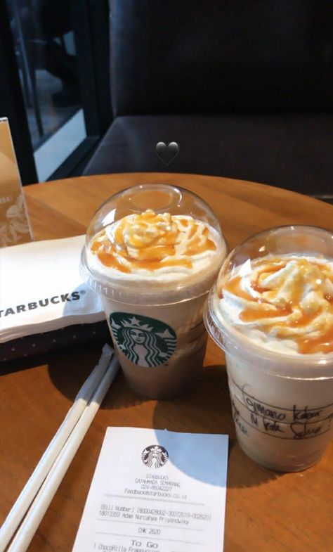 Starbucks Asthetic, Healthy Starbucks Drinks, Story Fake, Healthy Starbucks, Hiding Face, Starbucks Drinks Recipes, Is It Worth It, Caramel Macchiato, Coffee Experience