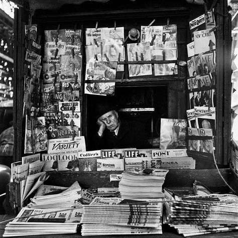 Vivian Maier Street Photographer, Vivian Mayer, Newspaper Stand, Photo New York, H.r. Giger, Diane Arbus, Robert Doisneau, Vivian Maier, Foto Art