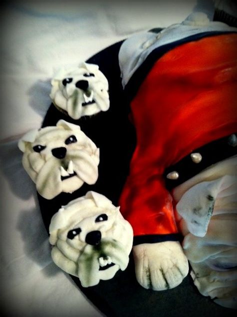 3D Georgia Bulldog cake with matching “pupcakes” Georgia Bulldogs Cake, Bulldog Cake, Football Appetizers, Uga Bulldogs, Ga Bulldogs, Georgia Bulldogs Football, Georgia Dawgs, Bulldogs Football, Sec Football