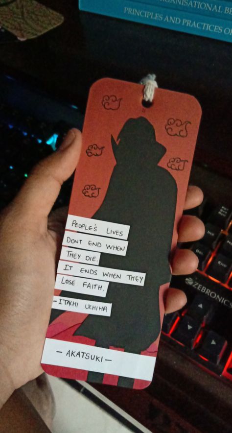 Naruto Bookmarks Itachi Uchiha Bookmark, Anime Bookmarks Drawings, Naruto Diy Gift, Itachi Bookmark, Naruto Bookmark Diy, Bookmarks Handmade Anime, Bookmark Photography Ideas, Book Mark Anime, Naruto Crafts