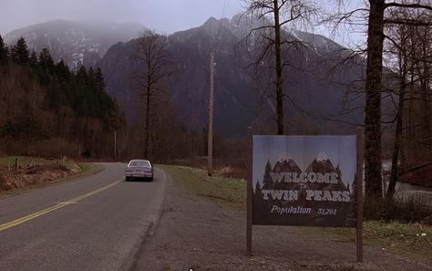 Twin Peaks Wallpaper, Twin Peaks Theme, Twin Peaks 1990, Small Town Mystery, Twin Peaks Inspired, Black Lodge, Septième Art, Donnie Darko, Twin Peaks