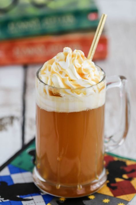 This Harry Potter butterbeer makes the perfect Harry Potter recipe for a movie night or Harry Potter party! With just four ingredients, it's easy to make and tastes just like the butterbeer at Universal studios! Harry Potter Butterbeer Recipe, Easy Butterbeer Recipe, How To Make Butterbeer, Butter Beer Recipe Harry Potter, Harry Potter Butterbeer, Harry Potter Drinks, Harry Potter Snacks, Harry Potter Parties Food, Harry Potter Movie Night