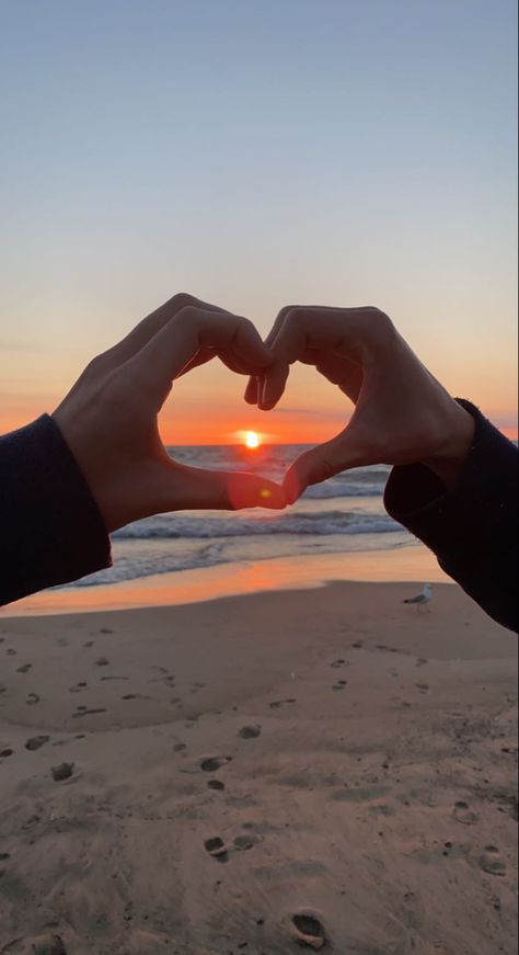 Cute Couple Hugging Sunset, Sunrise Date Aesthetic, Sunsets With You, Sunrise Couple Aesthetic, Sunset Date Aesthetic, Friends Hugging Aesthetic, Beach Sunset Date, Sunrise Date, Sunset Chicago