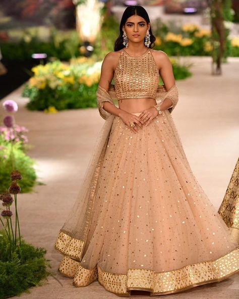 Haven't seen a prettier gold lehenga in a long time.  Check out @taandonreynu latest #icw2018 bridal collection now on the blog.  LINK IS… Mendhi Lengha, Orang India, Gold Lehenga, Indian Bridesmaids, Indian Outfits Lehenga, Wedding Lehenga Designs, Muslim Wedding Dresses, Lehnga Dress, Bridal Lehenga Collection