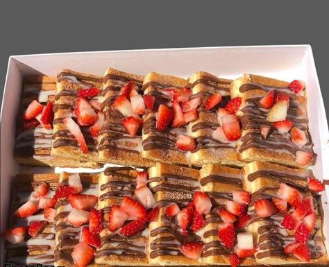 Delicious churro cheesecake , strawberries, chocolate topping Mexican Desserts To Sell, Churro Cheesecake Ideas, Churro Cheesecake For Party, Churro Cheesecake Tray, Churro Cheesecake With Strawberries, Mini Churro Cheesecake, Churro Cheesecake Cups, Churro Cheesecake Decoration, Strawberry Churro Cheesecake