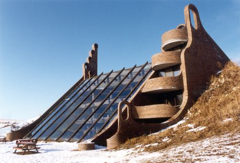 Douglas Cardinal, Weird Houses, Underground House, Root Cellar, Unusual Buildings, Underground Homes, Norman Foster, Modern Architects, Grand Prairie