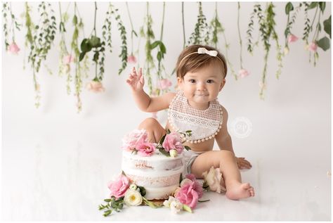 Fresh flower cake smash birthday sessions are gorgeous. You cannot disagree! Just look how adorable the flower cake smash and this little baby are....  Oh its CAKE SMASH time! Yes I love these simple cake smash sessions for one year olds, especially the little ones with personality. I am a… Flower Smash Cake, Flower Cake Birthday, Flower Cake Smash, Wild One Cake Smash, One Cake Smash, Cake Smash Theme, Cake Smash Pictures, Cake Smash Outfit Boy, Baby Cake Smash