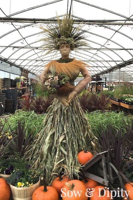 Harvest Goddess, Garden Scarecrow, Scarecrow Ideas, Scarecrow Festival, Scarecrows For Garden, Diy Scarecrow, Outside Fall Decor, Halloween Scarecrow, Fall Scarecrows