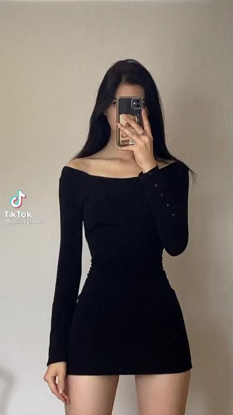 Outfit Retro, Celebrity Casual Outfits, Pose Fotografi, Gala Dresses, Swaggy Outfits, Feeling Down, Fashion Design Clothes, Dark Fashion, Do You Feel