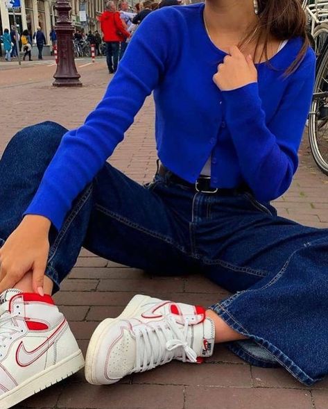 Blue Crop Top Outfit, Blue Clothes Aesthetic, Cobalt Blue Outfit, Blue Top Outfit, Cobalt Blue Top, Tokyo Street Fashion, Style Indie, 90s Outfit, Top Outfit