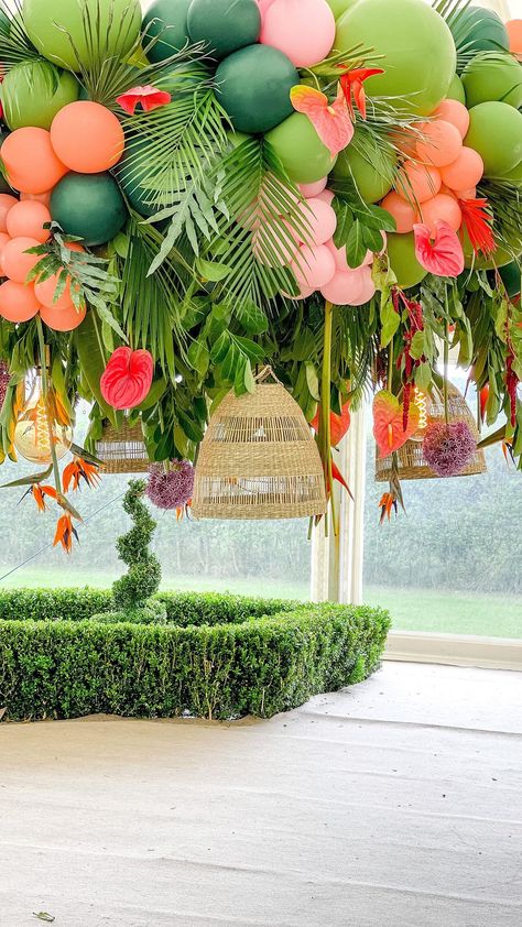 Bali Themed Party Decor, Luau Balloon Decorations, Hawaiian Party Decorations Hawaii Theme Luau Birthday, Luau Balloons, Tropical Balloon Arch, Tropical Birthday Theme, Tropical Party Ideas, Bali Birthday, Tropical Balloons