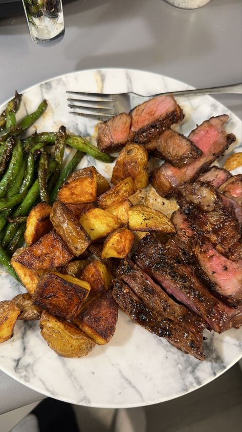 Strip steak roasted potatoes and sautéed green beans for dinner Diet Dinner Meals, Steak Potatoes And Green Beans, Steak Green Beans Potatoes, Good Steak Recipes Dinners, Healthy Eating Steak, Steak And Potatoes Aesthetic, Steak Dinner Plate, Dinner Dishes Family, Healthy Dinner Ideas Aesthetic