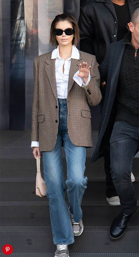 kaia cool Kaia Gerber Style, Fashion Week Outfit, Kaia Gerber, Influencers Fashion, Fashion Styling, Mood Board Fashion, Celebrity Street Style, Blazer Outfits, Shorts Jeans