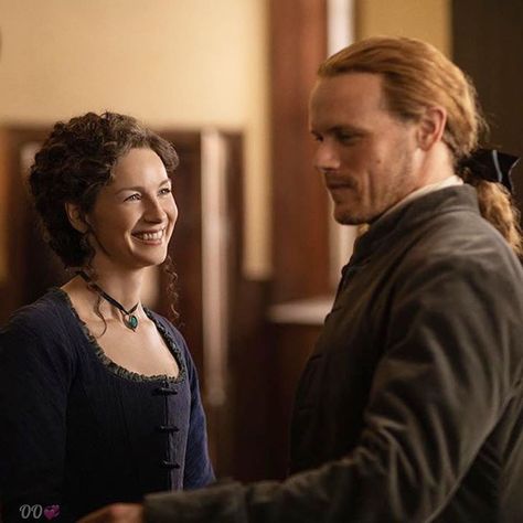 OutlanderObsessed💞(Tracy) on Instagram: “#OutlanderSeason5 bts.💞 I just now realized Jamie has a bow in his hair.  #outlander #outlanderstarz #jamiefraser #sophieskelton…” Morgan Evans, James Fraser Outlander, Outlander Characters, Outlander Claire, The Fiery Cross, Fire Eyes, Jamie Fraser Sam Heughan, Black Dagger Brotherhood, Outlander Casting