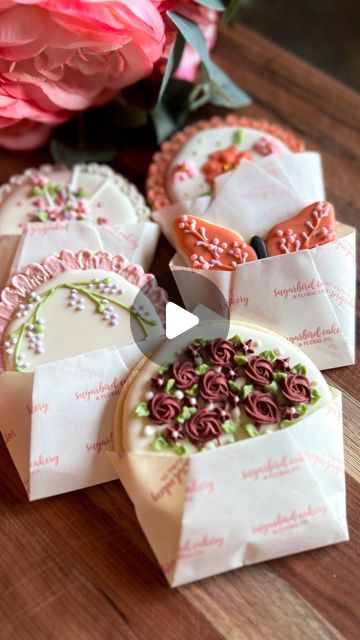 Sugarbird Cakery & Floral Co. - Cheryl Stager on Instagram: "Try this easy packaging trick the next time you need to display cookies. It keeps each cookie separate and the little envelopes are so cute! 

I used 6” square pieces of grease-proof paper, but you could use parchment paper, wax paper, or any kind of food safe paper. You can make them bigger or smaller as needed, but these ones worked perfectly for 3.5” cookies 🥰

#sugarbirdcakeryfloral #bakinghack #bakingtricks #bakinglife #cookiedecorating #decoratingcookies #cookieart #cookiedesign #cookiesofinstagram" Cookies Wrapped In Parchment Paper, Easy Cookie Packaging Ideas, Cookies Packaging Ideas Creative Diy, Parchment Paper Cookie Wrap, Paper Cookie Craft, Wrapping Cookies In Parchment Paper, Diy Cookie Wrapping Ideas, How To Wrap Cookies In Parchment Paper, Cookies Display Ideas