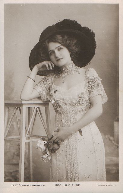 vintage - Lily Elsie Lily Elsie, Vintage Foto's, Merry Widow, Old Hairstyles, Portrait Vintage, Photographie Portrait Inspiration, Gibson Girl, Photo Vintage, Edwardian Era