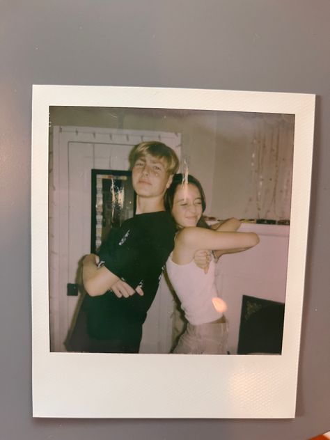 Polaroid Picture Inspiration, Poloroid Aesthetic Pic, Cute Poloroid Ideas, Polaroid Inspo Pictures, Sibling Polaroid Pictures, Funny Polaroid Pictures, Polaroid Pictures Friends, Poses For Polaroid Pictures, Group Polaroid Pictures