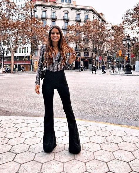 Outfits con pantalones acampanados para despedir el año | Es la Moda Ootd 2022, Aina Simon, Flare Outfit, Fashionable Work Outfit, Stylish Fall Outfits, Evening Outfit, Pastel Outfit, Flare Trousers, Flared Pants