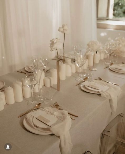 Wedding Cocktail Hour Details, Wedding Table Minimal, Modern Wedding Cake Unique 2023, Minimal Bridal Shower Ideas, Centerpieces Wedding Candles, Beige Table Setting, Shades Of White Wedding, Minimal Birthday Decor, Neutral Wedding Table Setting