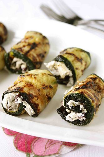 grilled zucchini rolls with herbed goat cheese & kalamata olives. Maybe a bit a marina on top? Zucchini Roll, Herbed Goat Cheese, Ellie Krieger, Zucchini Rolls, Grilled Zucchini, God Mat, Cheese Recipe, Kalamata Olives, Goat Cheese