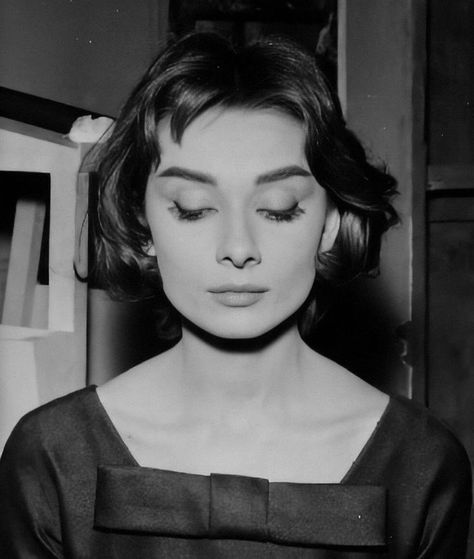 Emir Han on Twitter: "~Audrey Hepburn~… " Audrey Hepburn Hair, Hollywood Vibes, Aubrey Hepburn, Audrey Hepburn Photos, Audrey Hepburn Style, Hepburn Style, Old Hollywood Stars, Stevie Nicks, Brigitte Bardot