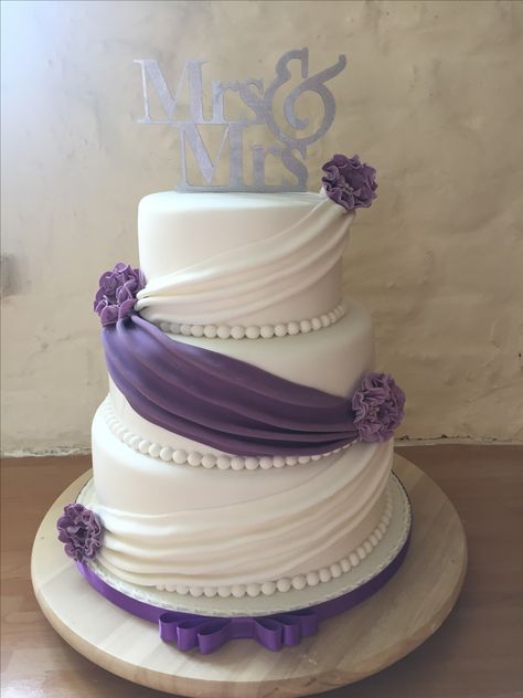 Simple swag wedding cake Simple Wedding Cake Lavender, Purple And Silver Wedding Cake, Lavender Colour Cake, Princess Bride Wedding, Wedding Cake Table Decorations, Lavender Wedding Cake, Violet Cakes, Purple Wedding Cake, Purple And Silver Wedding