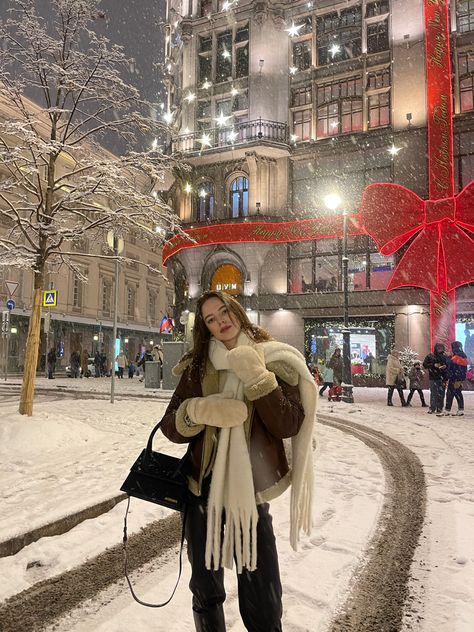 Birthday In Snow Outfit, Quebec Winter Outfit, Vienna Christmas Outfit, Vienna Photo Ideas Winter, Winter New York Aesthetic, Quebec Outfits, Aesthetic Ice Skating, Nyc Christmas Outfit, Quebec City Christmas