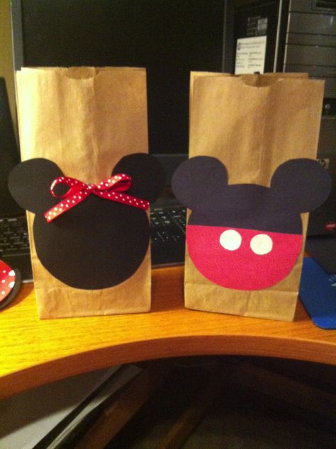 Minnie Mouse themed candy goody bags! Homemade with construction paper and brown bags! Mickey And Minnie Mouse Birthday, Bags Homemade, Birthday Party Souvenirs, Fiesta Mickey Mouse, Mickey Mouse Birthday Party, Valentine Crafts For Kids, Minnie Party, Mickey Party, Mickey Birthday