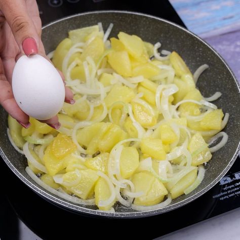 Traditional potato omelette with only 3 ingredients! | Traditional potato omelette with only 3 ingredients! | By Recipes Learn | Facebook Potato Omelette, Breakfast Omelette, Recipes Learn, How To Make Potatoes, Potato Sides, Vegetarian Dishes, 3 Ingredients, Potato