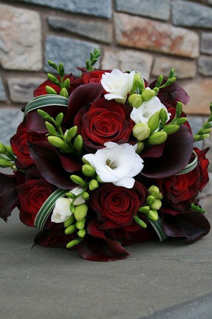 Coucou les filles ! Une petite proposition de bouquets de couleur bordeaux ! Une couleur idéale pour un mariage en automne 1. 2. 3. 4. 5. 6. 7. 8. 9. 10. Voir les autres couleurs des bouquets de fleurs : 10 bouquets blancs Sélection de bouquets Christmas Wedding Bouquets, Red And White Weddings, Red Wedding Flowers, Rose Bridal Bouquet, Red Bouquet, Red Rose Bouquet, Prom Flowers, Calla Lilies, Deco Floral