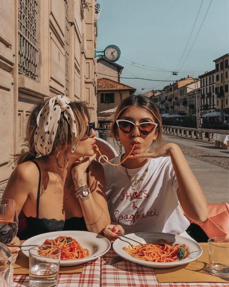 Italian Vibes 🇮🇹 Spaghetti are always a good Idea, better if shared with a friend ❤  @aliceperrella Best Friend Photoshoot Ideas Aesthetic, Bffs Aesthetic, Best Friend Fotos, Italian Vibes, Eating Spaghetti, Bff Pics, Photos Bff, Best Friend Photography, Shotting Photo