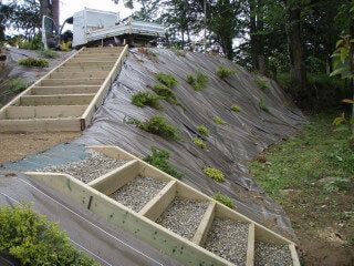 Downhill Walkway Outdoor Steps, Stairs In Hillside, Diy Steps On A Slope, Hillside Stairs, Dröm Hus Planer, Backyard Hill Landscaping, Sloped Backyard Landscaping, Landscape Stairs, Landscaping On A Hill