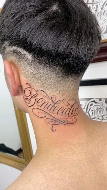 Lettering Styles Tattoo, Neck Tattoo Lettering, Neck Lettering Tattoo, Self Made Tattoo Lettering, Head Tattoo Men, Tato Realis, Self Made Tattoo, Collar Bone Tattoo For Men, Aztec Tattoos Sleeve