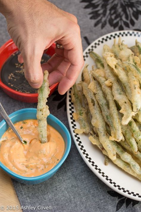 Tempura Green Beans, Fried Green Bean Recipes, Tempura Dipping Sauce, Tempura Sauce, Crispy Green Beans, Soy Ginger, Tempura Recipe, Fancy Foods, Sriracha Aioli