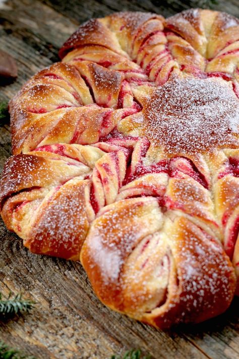 Brioche Recept, Star Bread, Kitchen Vignettes, Brioche Recipe, Pbs Food, Pane Dolce, Holiday Bread, Christmas Bread, Cranberry Orange