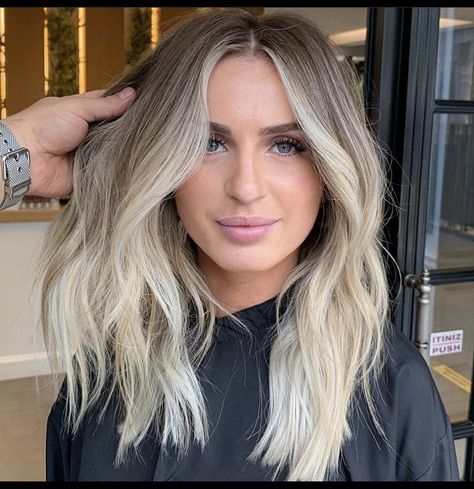 Cute Blonde Balayage, Medium Length Haircut With Blonde Balayage, Hair Color In Your 30s For Women, Medium Bayalage Hair Blonde, Blonde Root Smudge Balayage, Medium Length Hair Blonde Balayage, Lived In Blonde Balayage Short, Blonde With Money Piece Short, Blonde With Root Stretch