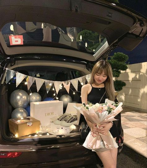 Birthday Surprise In Car Ideas, Aesthetic Car Birthday, Birthday Car Surprises, Car Trunk Birthday Surprise For Him, Birthday Trunk Decoration, Birthday Surprise Aesthetic, Car Photoshoot Birthday, Decorate Car For Birthday, Car Birthday Photoshoot Ideas