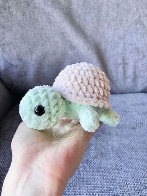 Easy Crochet Animals, Turtle Gifts, Wallpaper Disney, Crochet Turtle, Toy Crochet, Kawaii Crochet, Crochet Animal, Handmade Plush, Fun Crochet Projects